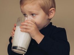copil band lapte