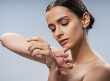femeie cu crema pe mana
